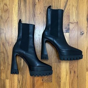 PRE-OWNED Steve Madden Double Layer Lug-Sole Chelsea Boot SZ 8.5